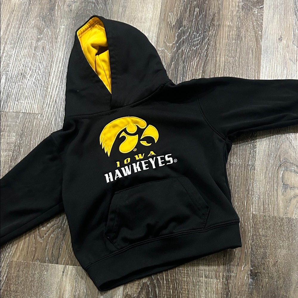 Colosseum Kids Black and Gold Iowa Hoodie